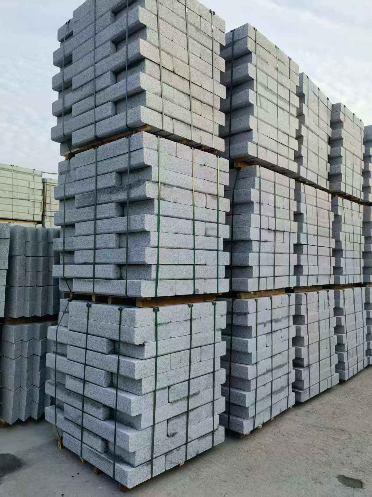 曲靖 路沿石（路侧石），颜色一致，尺寸标准