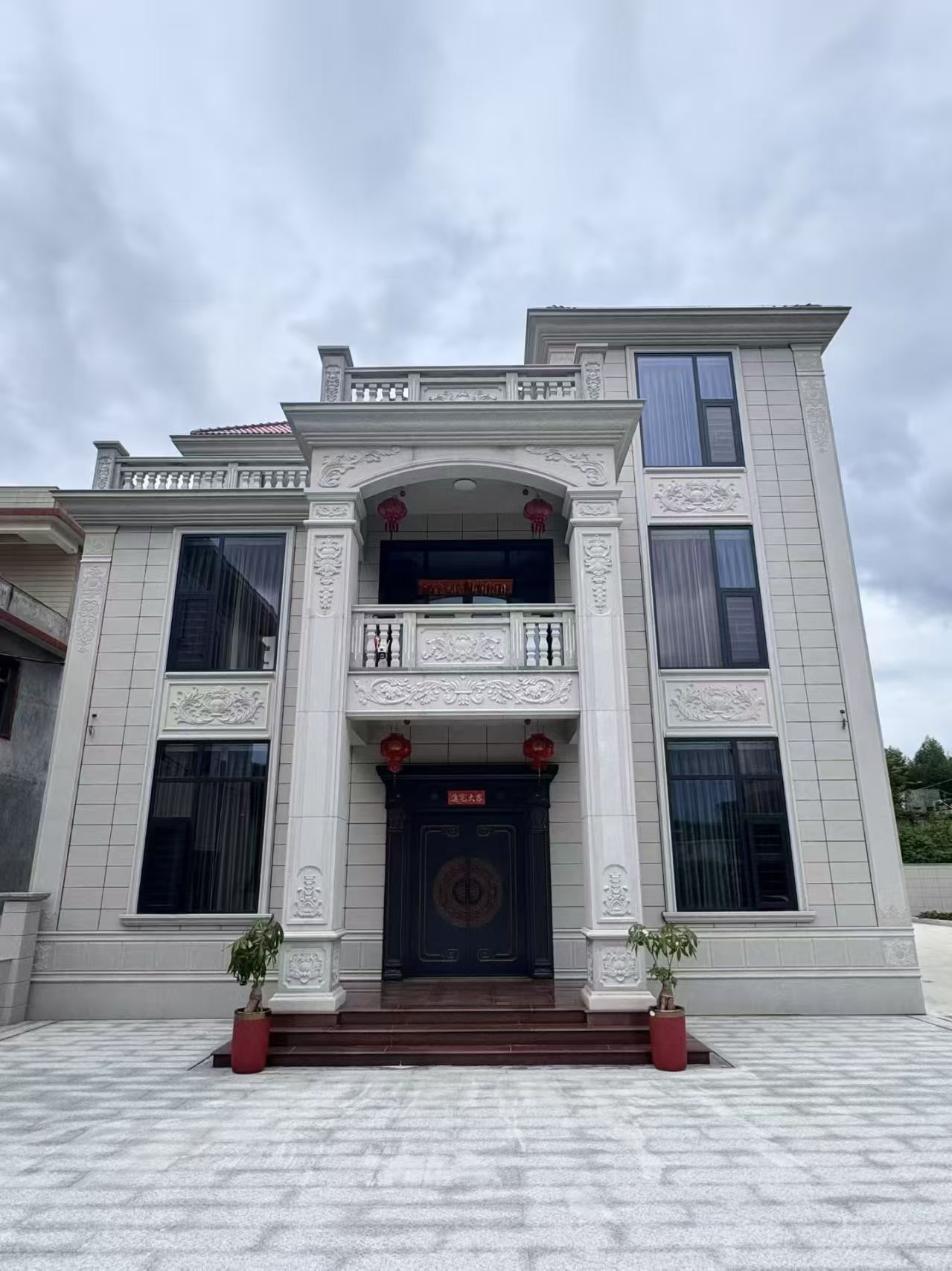 曲靖 芝麻白石材别墅干挂案例展示