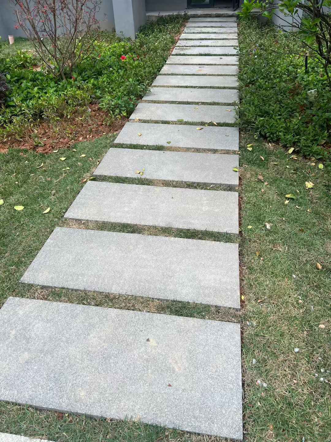 曲靖 芝麻黑小区踏步、汀步石铺装效果