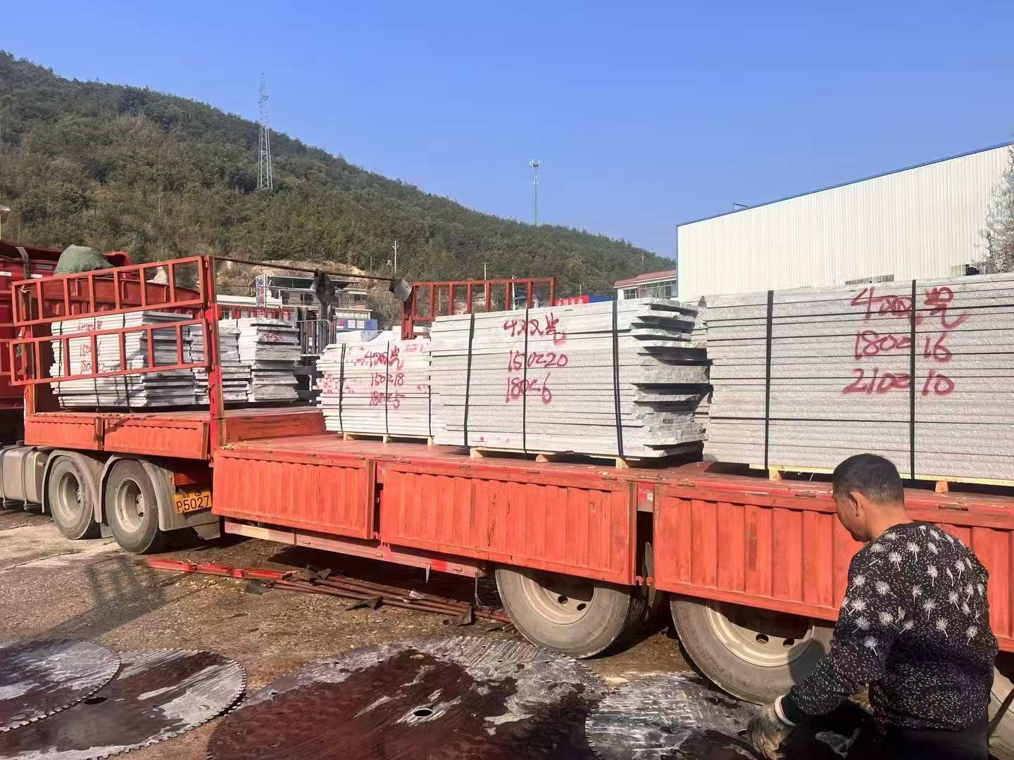 曲靖 芝麻灰花岗岩光面毛板出货日常