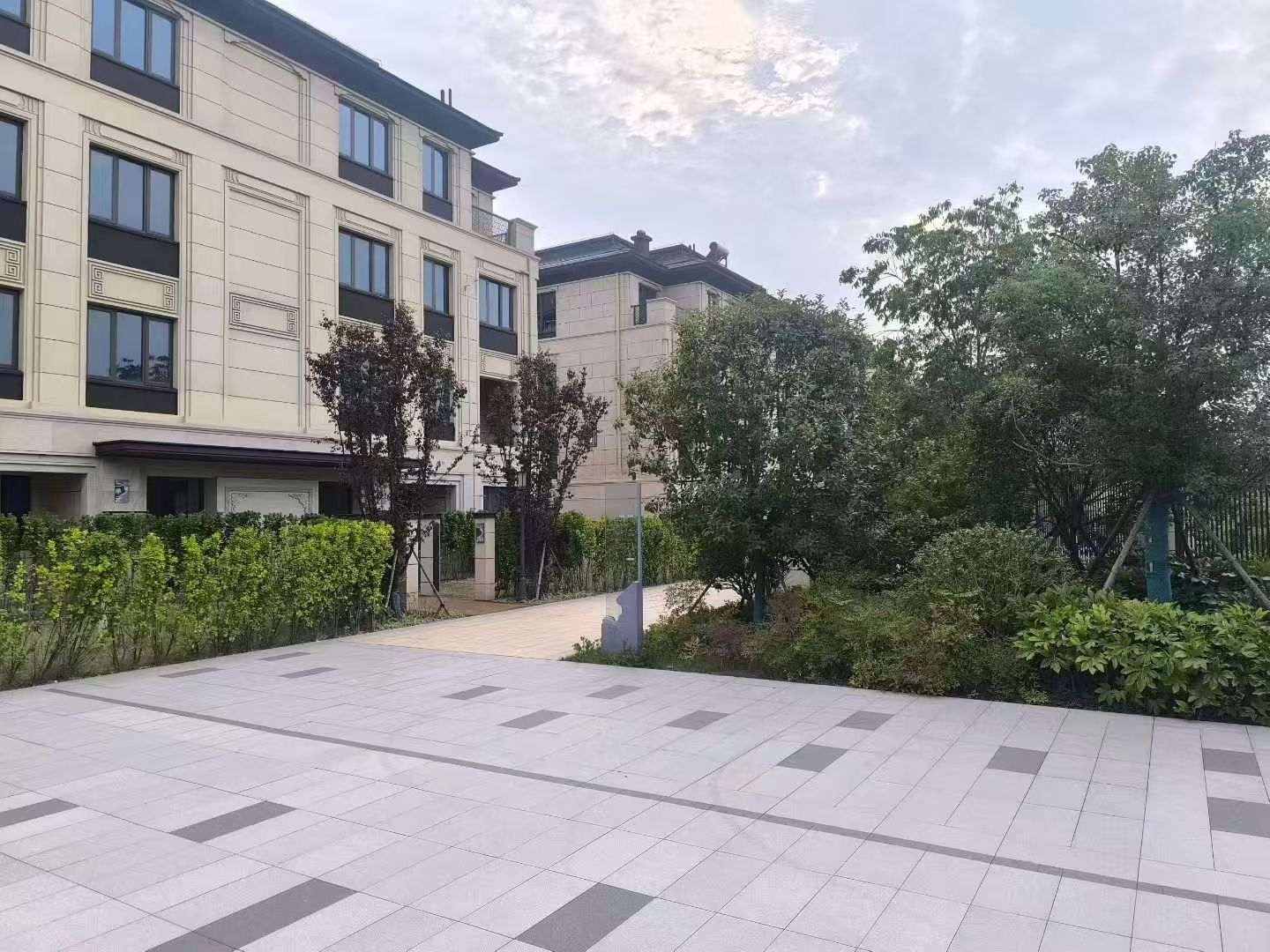 曲靖 芝麻白与芝麻白搭配铺装，尺寸1200*600